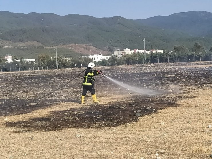 Erzin’de çıkan yangın evlere sıçramadan söndürüldü