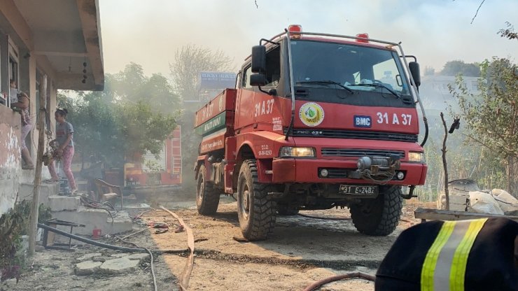 Samandağ’da örtü yangını korkuttu