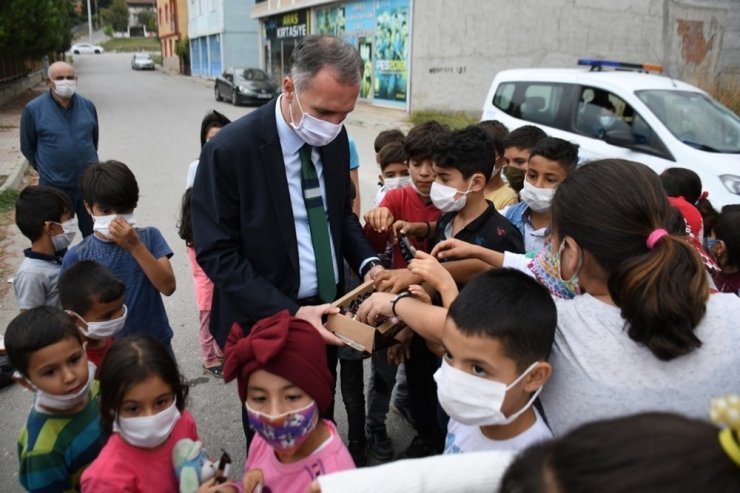 Taban’dan sokakları temizleyen çocuklara sürpriz ziyaret