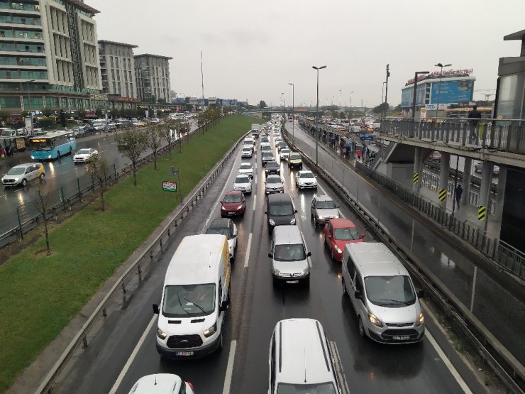 İstanbul’da trafik durma noktasına geldi