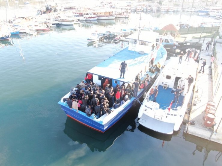 İzmir’de yurt dışına geçmeye çalışan tekneye baskın: Çok sayıda kişi yakalandı