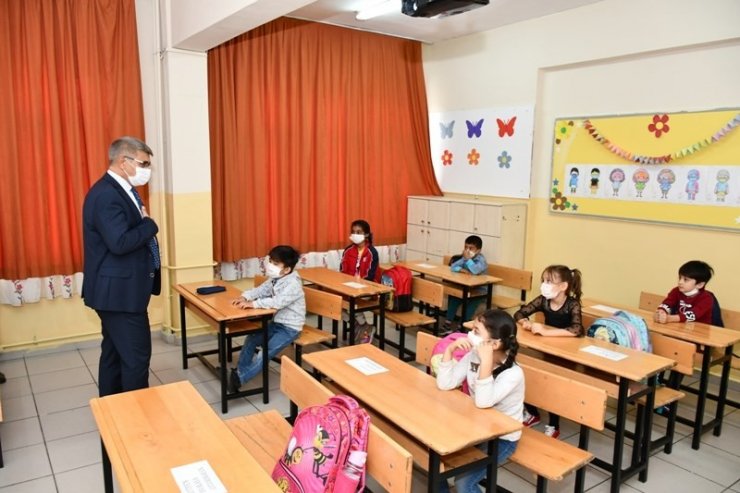 Vali Gürel’den okullara ziyaret