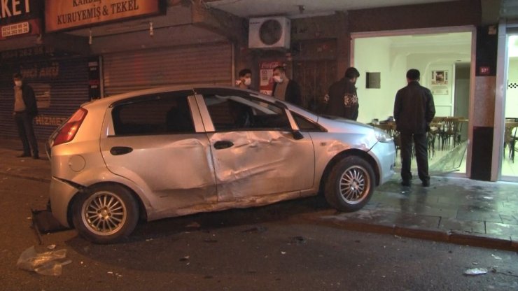 Kontrolden çıkan otomobil önce aydınlatma direğine ardından park halindeki araca çarptı: 1 yaralı