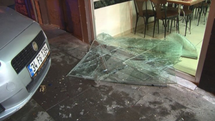 Kontrolden çıkan otomobil önce aydınlatma direğine ardından park halindeki araca çarptı: 1 yaralı