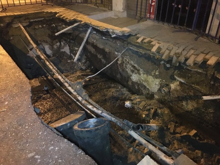 Küçükçekmece’de yaya kaldırımı çöktü