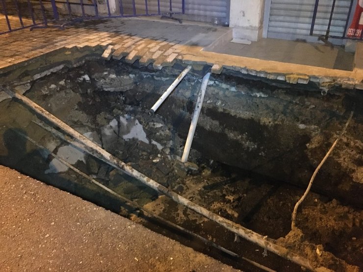 Küçükçekmece’de yaya kaldırımı çöktü