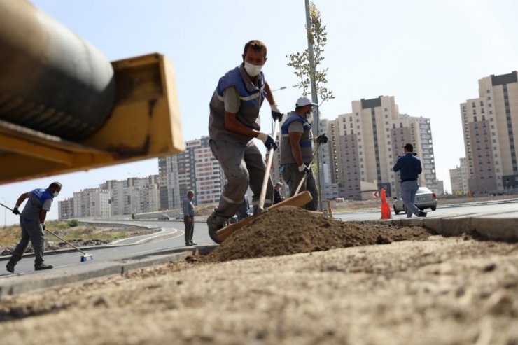 Melikgazi’de yollar hem yenileniyor hem de ağaçlandırılıyor