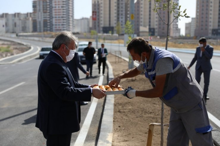 Melikgazi’de yollar hem yenileniyor hem de ağaçlandırılıyor