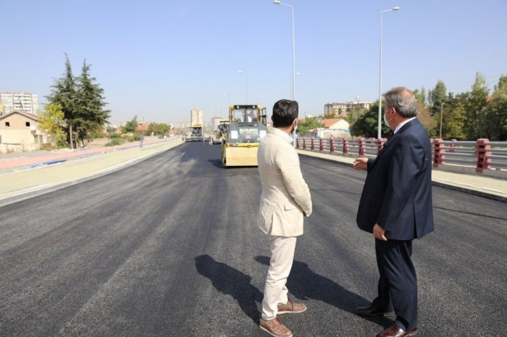 Melikgazi’de yollar hem yenileniyor hem de ağaçlandırılıyor
