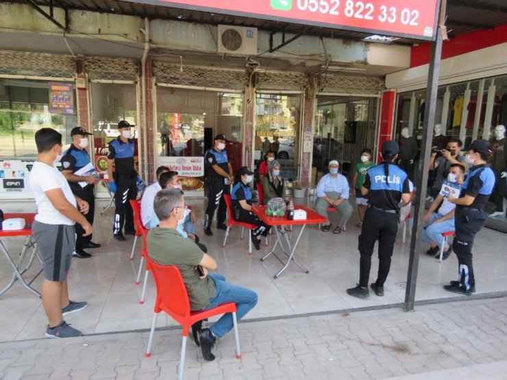 Mersin’de vatandaşlar Covid-19’a karşı bilgilendirildi