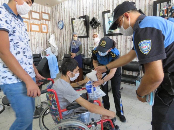 Mersin’de vatandaşlar Covid-19’a karşı bilgilendirildi