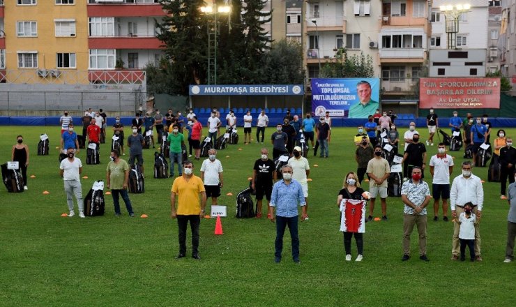 Muratpaşa’dan amatör kulüplere malzeme desteği