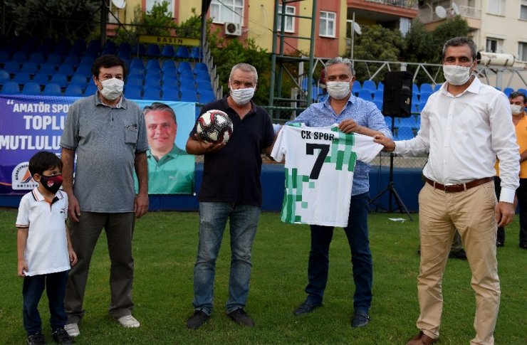 Muratpaşa’dan amatör kulüplere malzeme desteği