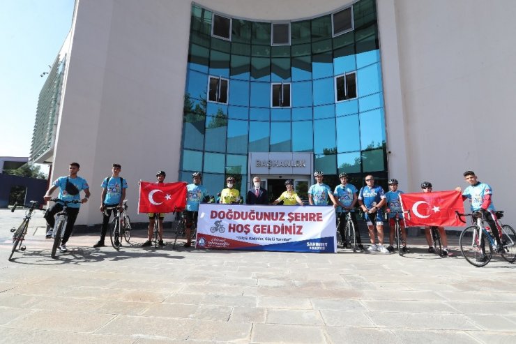 Bisikletçiler Başkan Tahmazoğlu’nu ziyaret etti