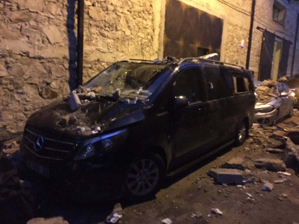 Sağanak nedeniyle duvar çöktü! 5 araç hasar gördü