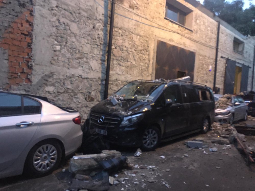 Sağanak nedeniyle duvar çöktü! 5 araç hasar gördü