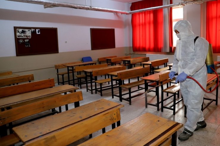 Saruhanlı Belediyesi okulları dezenfekte etti