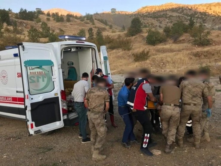 Elazığ’da yaralı çiftçi, askeri helikopter ile hastaneye ulaştırıldı