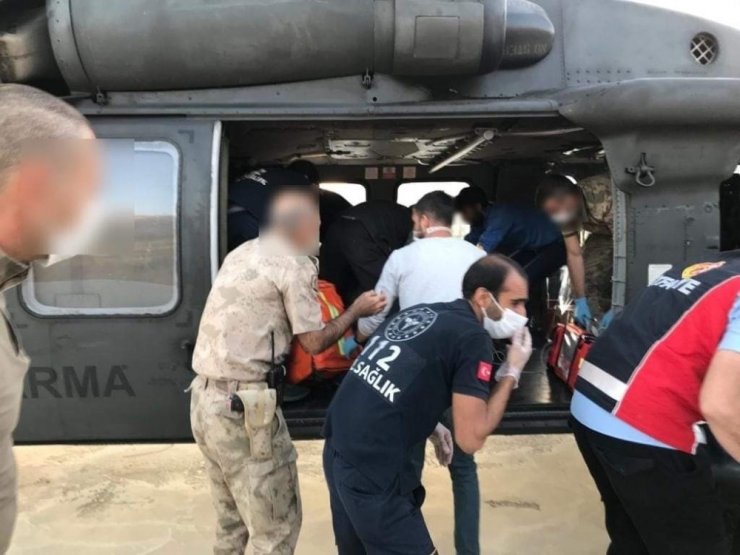 Elazığ’da yaralı çiftçi, askeri helikopter ile hastaneye ulaştırıldı