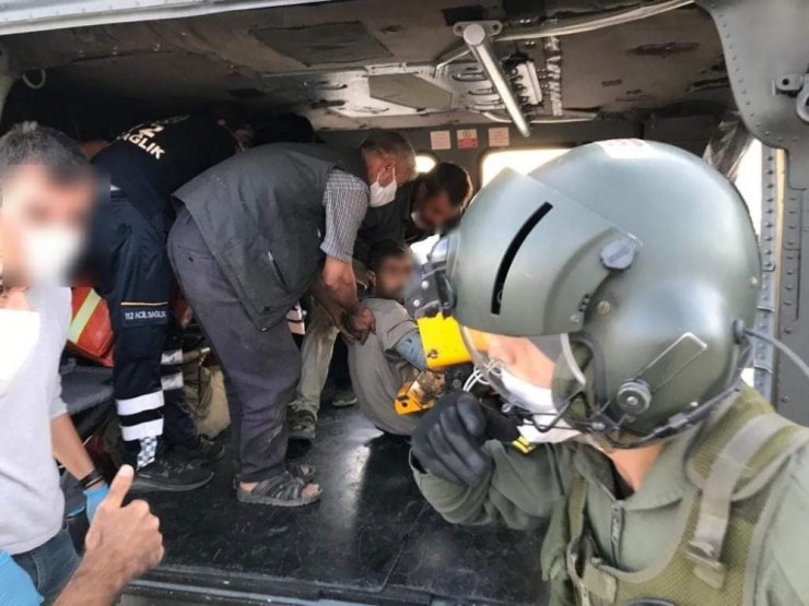 Elazığ’da yaralı çiftçi, askeri helikopter ile hastaneye ulaştırıldı