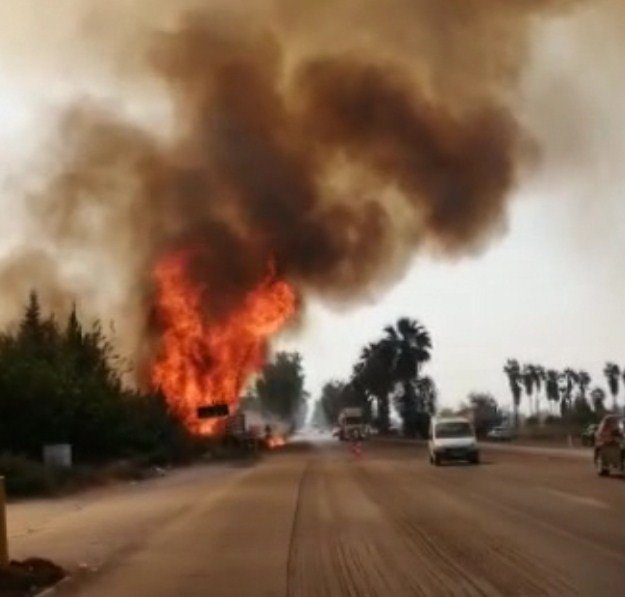 Yangın, Adana-Mersin’in trafik akışını kesti