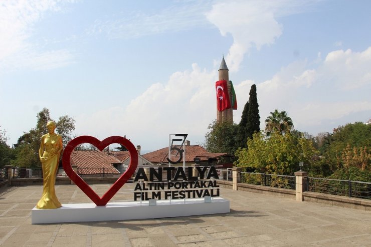 Antalya’da tarihi Saat Kulesi ve Yivli Minare’ye Türk ve Azerbaycan bayrakları asıldı