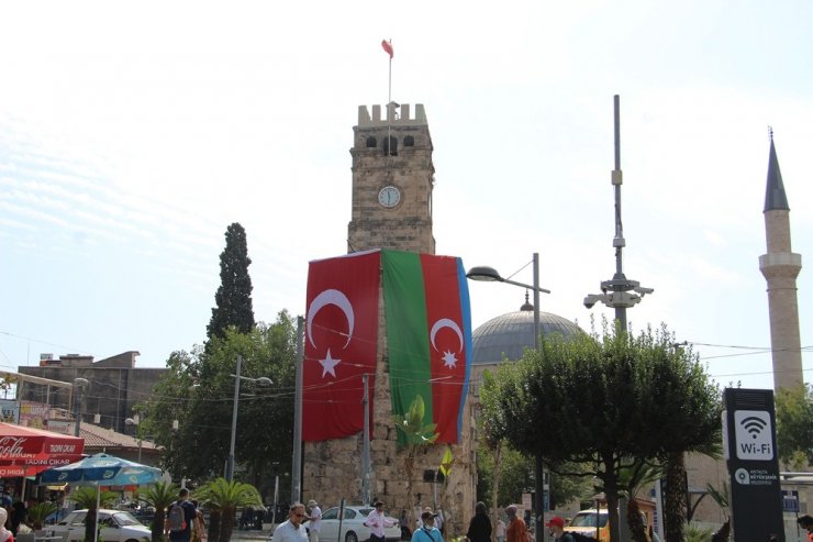 Antalya’da tarihi Saat Kulesi ve Yivli Minare’ye Türk ve Azerbaycan bayrakları asıldı