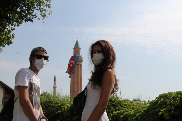 Antalya’da tarihi Saat Kulesi ve Yivli Minare’ye Türk ve Azerbaycan bayrakları asıldı