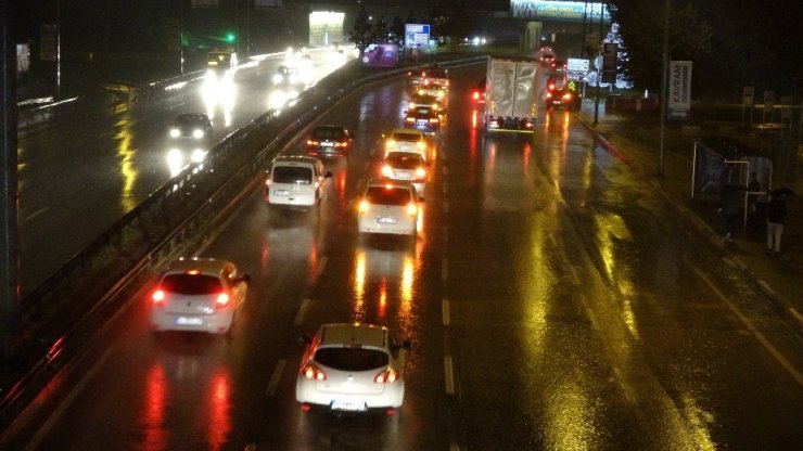 Bursa’da sağanak yağmur hayatı felç etti