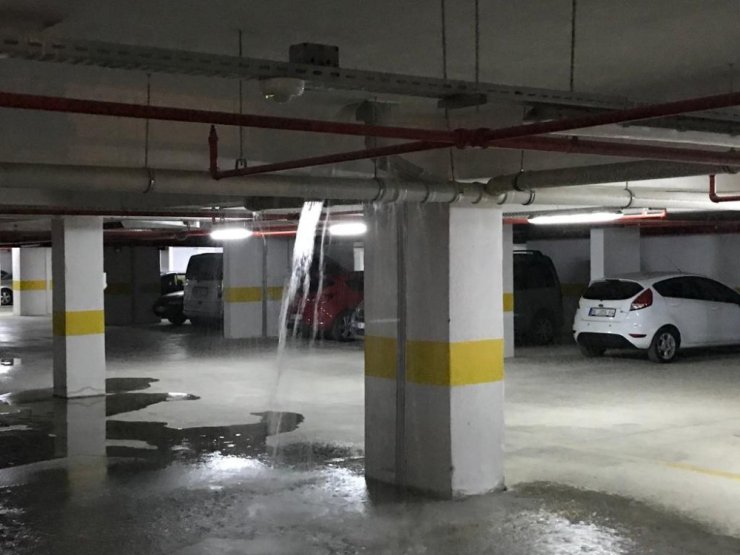 Bursa’da sağanak yağmur hayatı felç etti