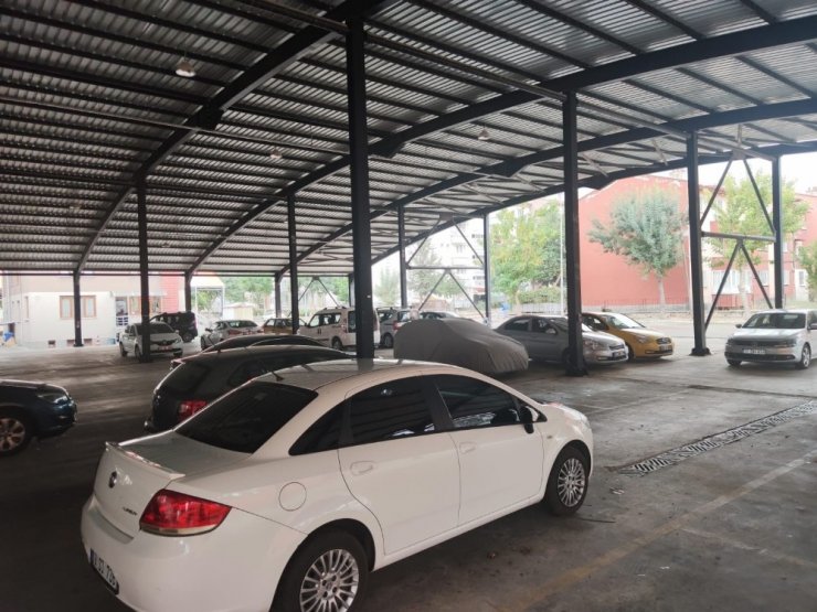 Araç sahipleri dolu önlemini kapalı pazar yerlerine sığınarak aldı