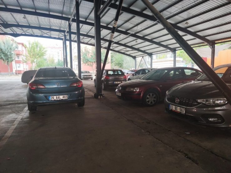 Araç sahipleri dolu önlemini kapalı pazar yerlerine sığınarak aldı