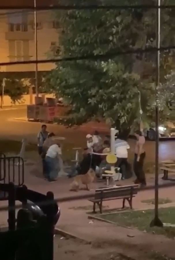 Parktaki kavga, bekçinin havaya ateş açmasıyla sonlandı