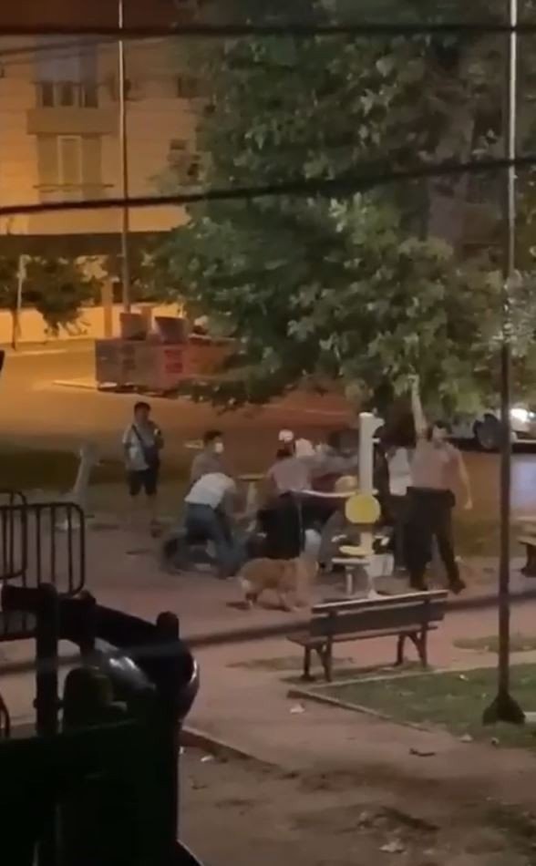 Parktaki kavga, bekçinin havaya ateş açmasıyla sonlandı