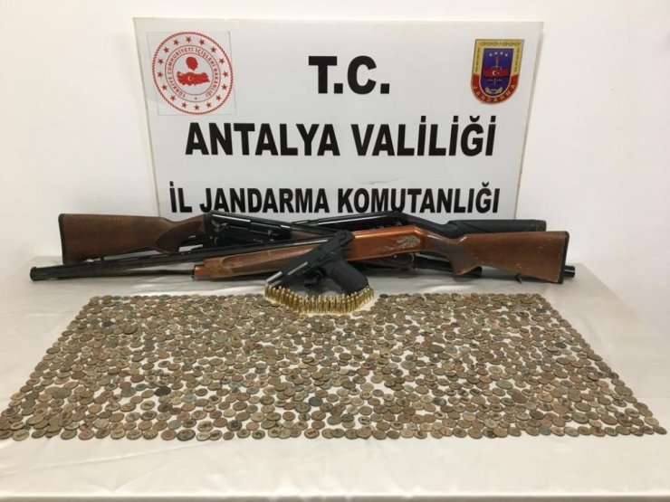 Antalya’da bir eve yapılan baskınla bin 83 tarihi sikke ele geçirildi