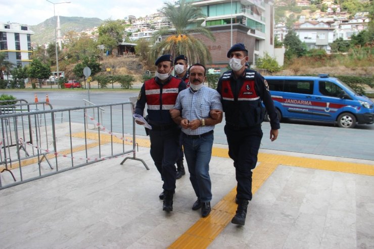 Antalya’da bir eve yapılan baskınla bin 83 tarihi sikke ele geçirildi