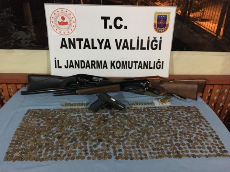 Antalya’da bir eve yapılan baskınla bin 83 tarihi sikke ele geçirildi
