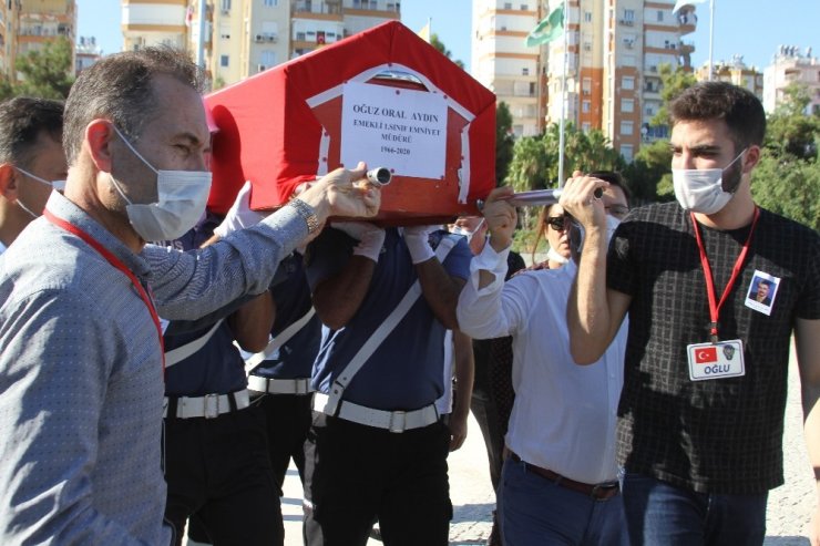 Otobüste kalp krizi geçiren emekli emniyet müdürünün naaşını eşi ve oğlu taşıdı