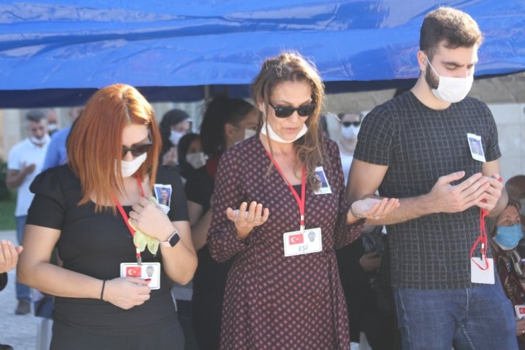 Otobüste kalp krizi geçiren emekli emniyet müdürünün naaşını eşi ve oğlu taşıdı