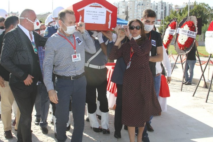 Otobüste kalp krizi geçiren emekli emniyet müdürünün naaşını eşi ve oğlu taşıdı