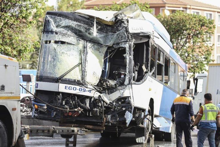 Ankara’da belediye otobüsü üst geçide çarptı: 1 ağır 12 yaralı