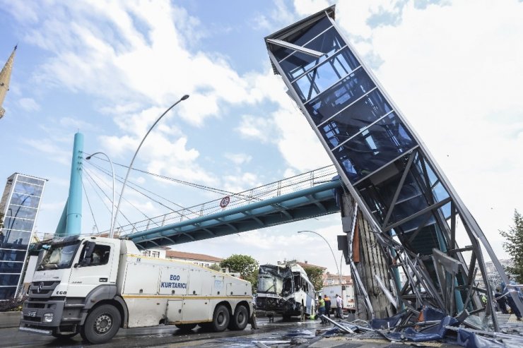 Ankara’da belediye otobüsü üst geçide çarptı: 1 ağır 12 yaralı