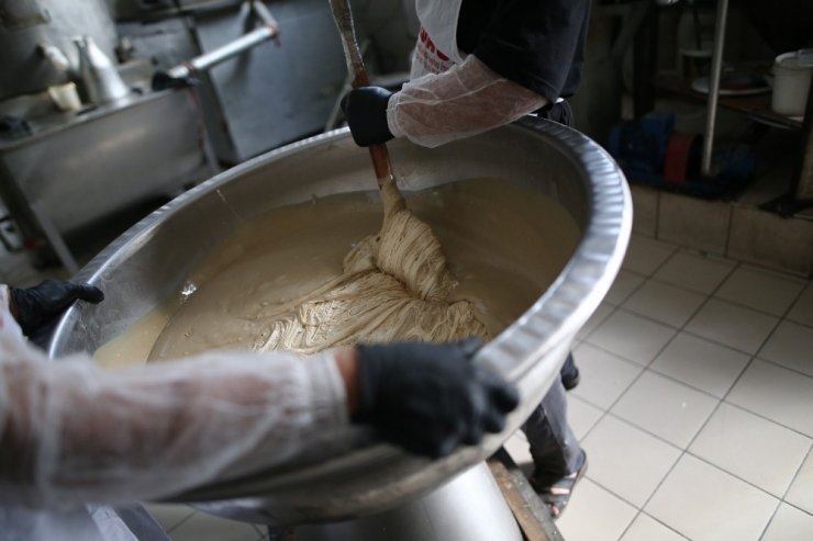 Taş değirmen helvasına büyük rağbet