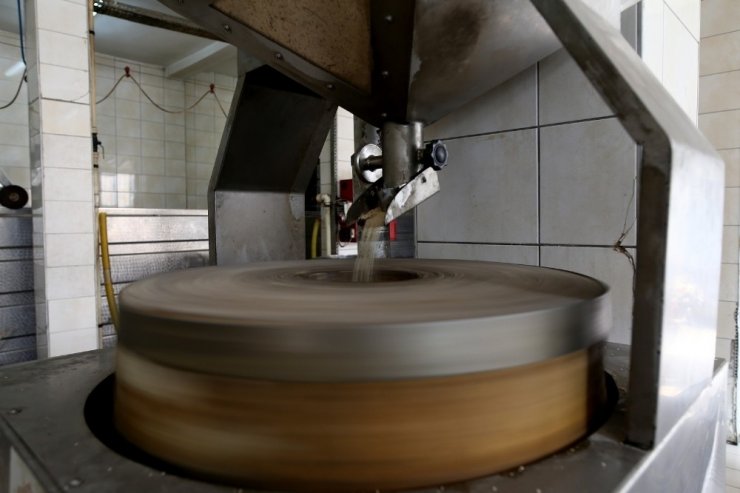 Taş değirmen helvasına büyük rağbet