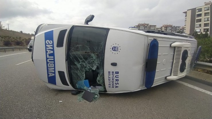 Bursa’da sis faciası...Ambulans takla attı: 5 yaralı