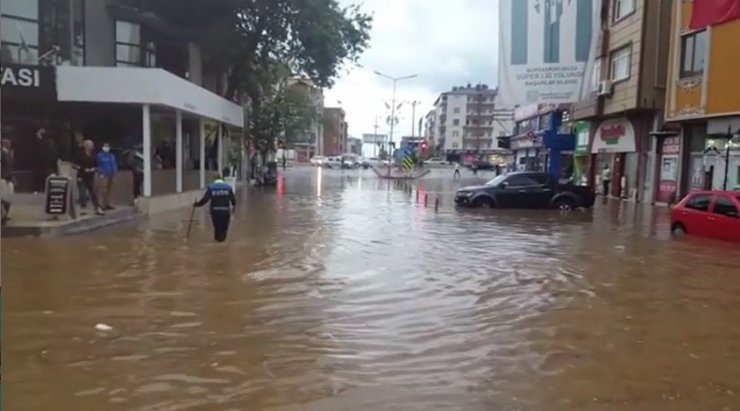 Denizi sel götürdü