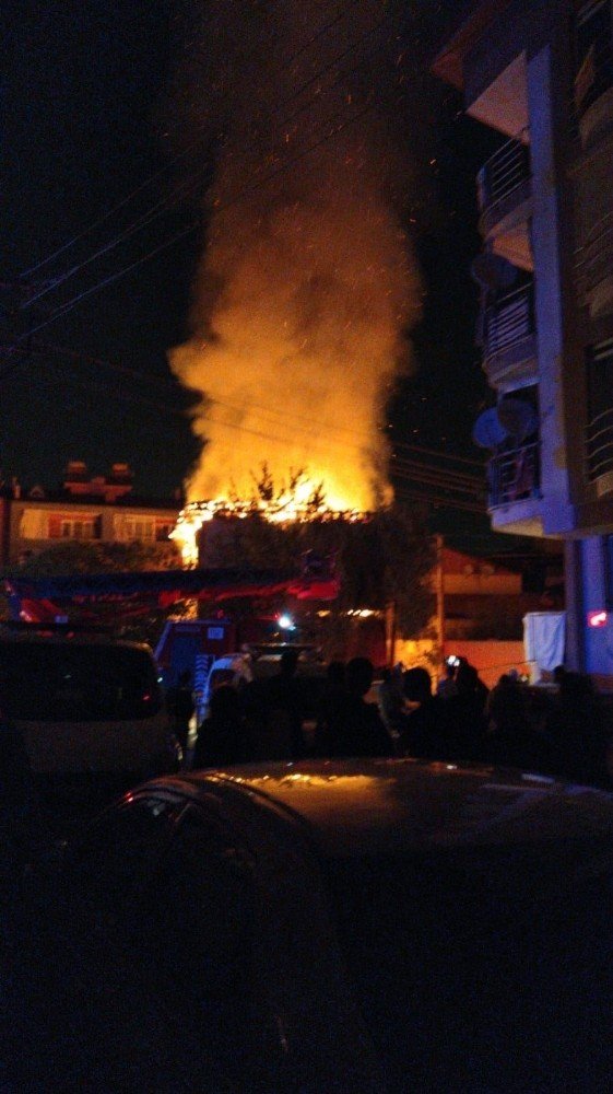 Tarihi bina alevlere teslim oldu