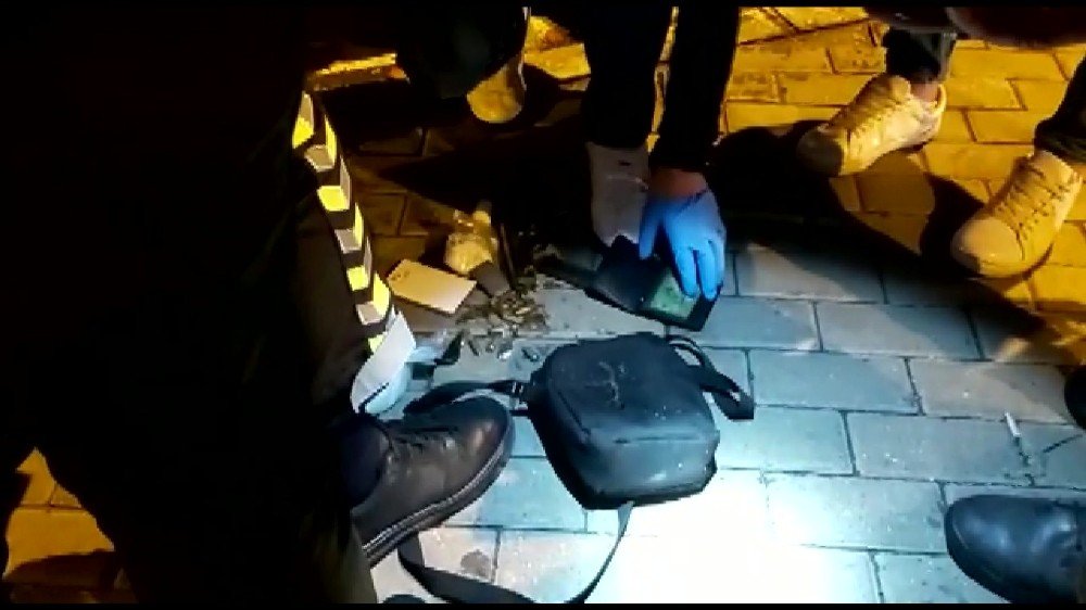'Dur' ihtarına uymayan sürücü kaza yaptı! Yola attığı çantada uyuşturucu ve silah çıktı