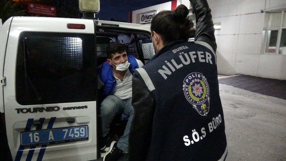 'Dur' ihtarına uymayan sürücü kaza yaptı! Yola attığı çantada uyuşturucu ve silah çıktı