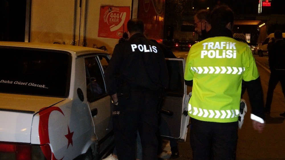 'Dur' ihtarına uymayan sürücü kaza yaptı! Yola attığı çantada uyuşturucu ve silah çıktı